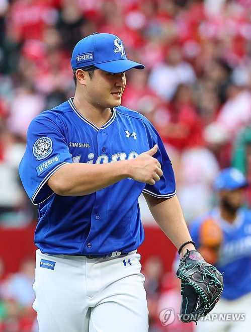 삼성 선발 최원태, 6이닝 무실점(인천=연합뉴스) 임순석 기자 = 9일 인천 SSG랜더스필드에서 열린 2025 프로야구 KBO리그 포스트시즌 준플레이오프 1차전 삼성 라이온즈와 SSG 랜더스의 경기. 6회 말 실점 없이 막아낸 삼성 선발투수 최원태가 더그아웃으로 향하며 기뻐하고 있다. 2025.10.9 soonseok02@yna.co.kr