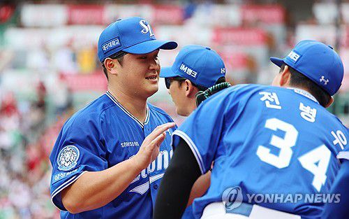 최원태, 잘했어(인천=연합뉴스) 임순석 기자 = 9일 인천 SSG랜더스필드에서 열린 2025 프로야구 KBO리그 포스트시즌 준플레이오프 1차전 삼성 라이온즈와 SSG 랜더스의 경기. 6회 말 실점 없이 막아낸 삼성 선발투수 최원태가 더그아웃으로 향하며 축하받고 있다. 2025.10.9 soonseok02@yna.co.kr