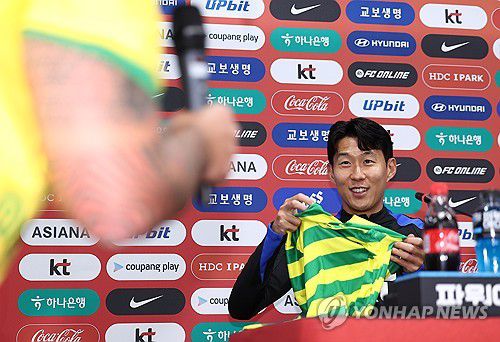손흥민 '선물 감사합니다'(서울=연합뉴스) 김성민 기자 = 대한민국 축구 국가대표팀 손흥민이 9일 서울월드컵경기장에서 열린 공식 기자회견에서 브라질 취재진에게 선물을 받은 뒤 기뻐하고 있다. 2025.10.9 ksm7976@yna.co.kr