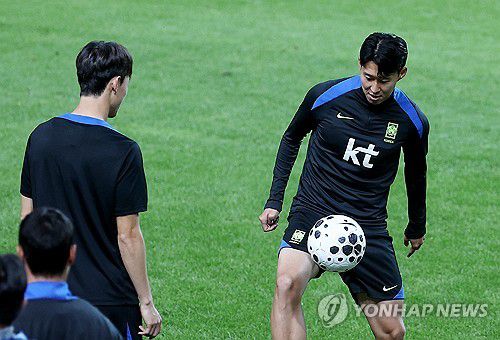손흥민, 브라질과 경기 앞두고 훈련 집중(서울=연합뉴스) 김성민 기자 = 대한민국 축구 국가대표팀 손흥민이 9일 서울월드컵경기장에서 공식 훈련을 하고 있다. 2025.10.9 ksm7976@yna.co.kr