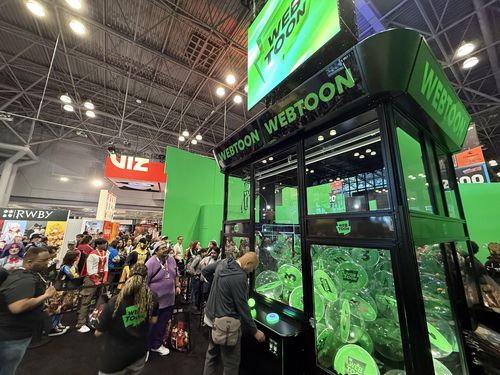 뉴욕 코믹콘 웹툰 엔터 전시관의 관람객(뉴욕=연합뉴스) 이지헌 특파원 = 9일(현지시간) 미국 뉴욕 자비츠컨벤션센터에서 개막한 뉴욕 코믹콘(NYCC) 2025'의 네이버 웹툰 모회사 웹툰 엔터테인먼트 전시부스에 관람객들이 북적이고 있다. 2025.10.9 pan@yna.co.kr