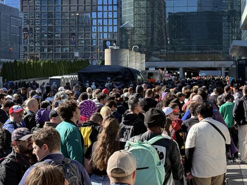 뉴욕 코믹콘 열리는 자비츠컨벤션센터 입구 인파(뉴욕=연합뉴스) 이지헌 특파원 = 9일(현지시간) 미국 뉴욕 자비츠컨벤션센터에서 개막한 뉴욕 코믹콘(NYCC) 2025'에 입장하기 위해 관람객들이 대기하고 있다. 2025.10.9 pan@yna.co.kr