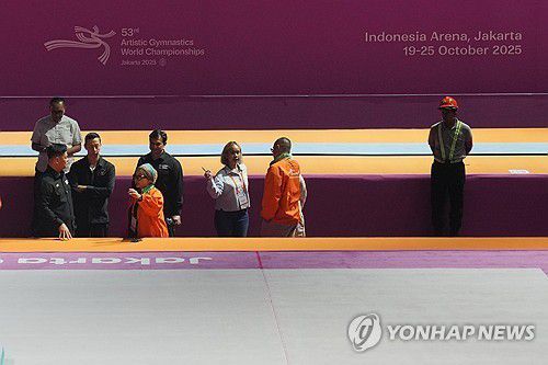 경기장 점검하는 인도네시아 체조 연맹 관계자들[AP 연합뉴스. 재판매 및 DB 금지]