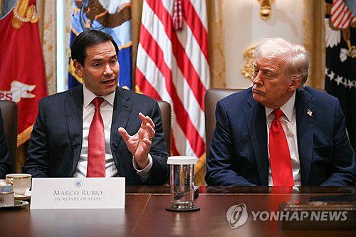 루비오 발언 듣는 트럼프(AFP=연합뉴스) 도널드 트럼프 미국 대통령이 9일(현지시간) 백악관에서 열린 국무회의에서 마코 루비오 국무장관의 발언을 듣고 있다. 2025.10.9