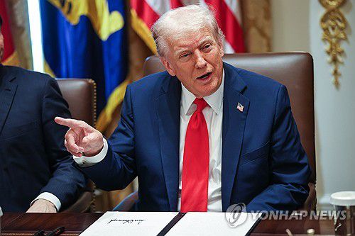 국무회의 주재하는 트럼프 대통령(EPA=연합뉴스) 도널드 트럼프 미국 대통령이 9일(현지시간) 백악관에서 국무회의를 주재하며 발언하고 있다. 2025.10.9