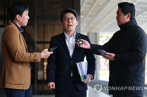 김병민 부시장, 명태균 여론조사 비용 대납 의혹 관련 참고인 출석(서울=연합뉴스) 김도훈 기자 = 김병민 서울시 정무부시장이 13일 오세훈 서울시장에 대해 제기된 '명태균 여론조사 비용 대납 의혹' 관련 참고인 조사를 받기 위해 서울 서초구 서울중앙지검에 출석하며 취재진 질문에 답하고 있다. 2025.3.13 superdoo82@yna.co.kr
