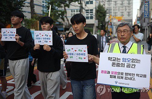 교육감, 혐중시위 중단 위한 캠페인 참여(서울=연합뉴스) 신준희 기자 = 25일 이주배경 학생이 많은 구로구의 한 중학교에서 정근식 교육감과 교사, 학부모 및 학생들이 혐오 중단 캠페인을 벌이고 있다.      민초결사대 등 극우 성향의 단체는 최근 서울 명동과 대림동 등 중국 출신의 이주민이나 관광객들이 많은 장소에서 ‘혐중 시위’를 벌이고 있다. 2025.9.25 hama@yna.co.kr