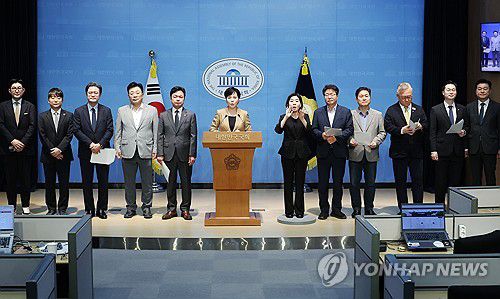 오세훈 시장 수사 촉구하는 민주당 3대특검 특위(서울=연합뉴스) 김주성 기자 = 더불어민주당 3대특검 종합대응특위의 전현희 위원장을 비롯한 위원들이 10일 서울 여의도 국회 소통관에서 오세훈 서울시장의 명태균 게이트 연루 의혹 등 불법 혐의에 대한 수사를 촉구하는 기자회견을 하고 있다. 2025.10.10 utzza@yna.co.kr