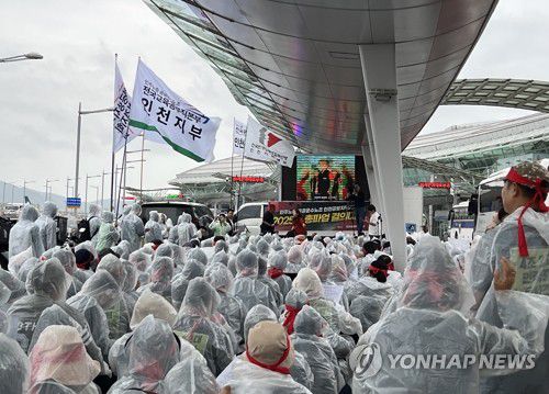 민주노총 공공운수노조 인천공항지역지부, 전면파업 10일 차 결의대회(서울=연합뉴스) 최윤선 기자 = 근로조건 개선을 요구하며 지난 1일부터 열흘째 파업 중인 인천국제공항 자회사 소속 노동자들이 10일 인천공항 제1터미널 앞에서 파업 10일 차 결의대회를 열고 있다. 2025.10.10 ysc@yna.co.kr