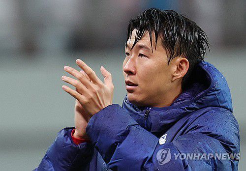 아쉬운 손흥민(서울=연합뉴스) 이동해 기자 = 10일 서울 마포구 서울월드컵경기장에서 열린 한국과 브라질 축구 대표팀의 친선경기. 5-0으로 패배한 한국 손흥민이 팬들에게 인사하고 있다. 2025.10.10 eastsea@yna.co.kr