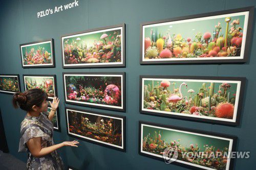 인공지능 아티스트 '패즐로'의 작품(서울=연합뉴스) 진연수 기자 = 13일 서울 강남구 코엑스에서 열린 도시거리예술 중심의 아트페어인 '어반브레이크 2023'에서 헤더림 작가가 인공지능(AI) 아티스트 '패즐로'(PZLO)의 작품을 설명하고 있다. 2023.7.13 jin90@yna.co.kr