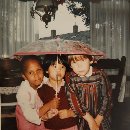 초등학교 시절, 학교 친구들과 함께한 인터뷰이(가운데)[본인 제공]