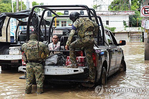 10일(현지시간) 홍수로 대피하는 멕시코 수재민[포사리카 AFP=연합뉴스. 재판매 및 DB 금지]