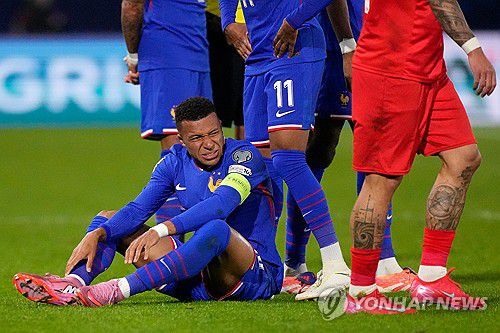 오른쪽 발목에 통증 호소하는 음바페[AP=연합뉴스]