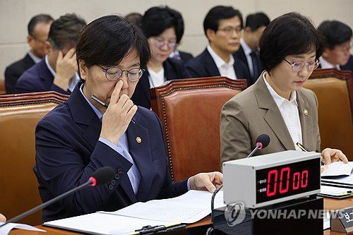 9월22일 국회 보건복지위에 출석한 정은경 보건복지부장관(왼쪽)[연합뉴스 사진]