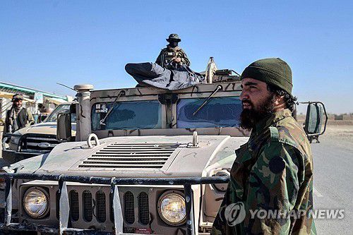 파키스탄 국경서 순찰하는 아프간 탈레반 보안요원들[AFP 연합뉴스. 재판매 및 DB 금지]