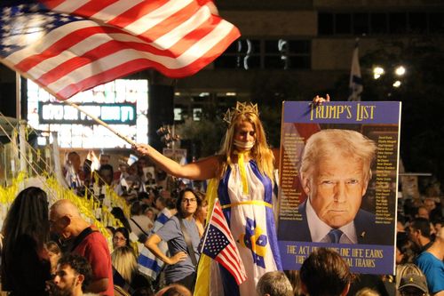 '땡큐, 트럼프'(텔아비브=연합뉴스) 김동호 특파원 = 11일(현지시간) 이스라엘 텔아비브미술관 앞 '인질 광장'에 휴전 합의를 환영하며 인질 석방을 기대하는 시민들이 운집했다. 2025.10.12 dk@yna.co.kr
