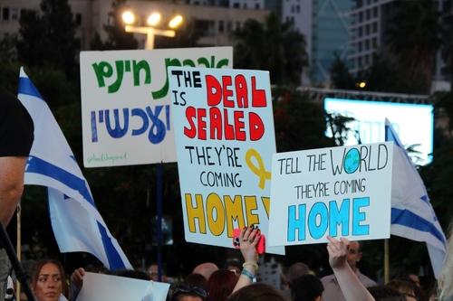 '합의 완료, 인질들이 돌아온다'(텔아비브=연합뉴스) 김동호 특파원 = 11일(현지시간) 이스라엘 텔아비브미술관 앞 '인질 광장'에 휴전 합의를 환영하며 인질 석방을 기대하는 시민들이 운집했다. 2025.10.12 dk@yna.co.kr
