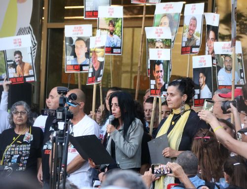 성명 낭독하는 인질 가족들(텔아비브=연합뉴스) 김동호 특파원 = 11일(현지시간) 이스라엘 텔아비브미술관 앞 '인질 광장'에 휴전 합의를 환영하며 인질 석방을 기대하는 시민들이 운집했다. 2025.10.12 dk@yna.co.kr