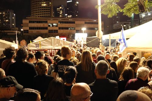 구름 인파(텔아비브=연합뉴스) 김동호 특파원 = 11일(현지시간) 오후 텔아비브 '인질 광장'에 모인 사람들이 스티브 위트코프 미국 중동특사의 연설을 듣고 있다. 2025.10.12 dk@yna.co.kr