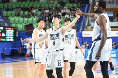 소노 이정현과 존슨의 하이파이브[KBL 제공. 재판매 및 DB 금지]