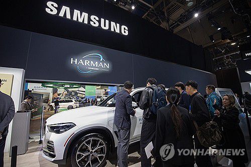 하만 전장 관람하는 CES 관람객(서울=연합뉴스) 삼성전자가 미국 라스베이거스 컨벤션센터에서 열린 CES 2025의 삼성전자 전시관에서 관람객들이 다양한 제품과 설루션들을 체험하고 있다고 8일 밝혔다. 관람객이 삼성전자 자회사 하만 전장을 관람하고 있다. 2025.1.8 [삼성전자 제공. 재판매 및 DB 금지] photo@yna.co.kr