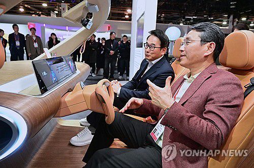 인캐빈 센싱 설루션 경험하는 조주완 CEO(서울=연합뉴스) 조주완 LG전자 CEO가 7일(현지시간) 미국 라스베이거스에서 열린 'CES 2025'에서 LG전자의 '인캐빈 센싱' 설루션을 경험하고 있다. 2025.1.8 [LG전자 제공. 재판매 및 DB 금지] photo@yna.co.kr