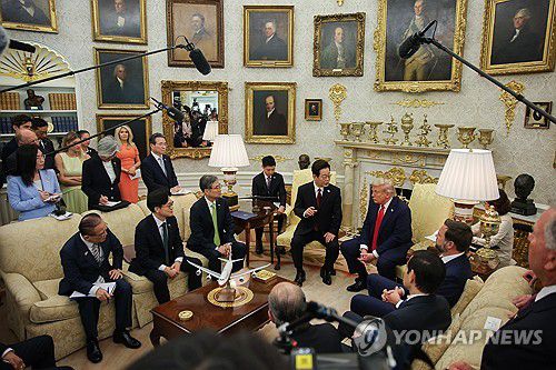 이재명 대통령, 트럼프 대통령과 한·미 정상회담(워싱턴=연합뉴스) 한상균 기자 = 이재명 대통령이 25일(현지시간) 미국 워싱턴 DC 백악관 오벌오피스에서 도널드 트럼프 미국 대통령과 한미 정상회담을 하고 있다.  2025.8.26 xyz@yna.co.kr