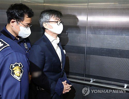 해병특검 향하는 이종호 전 블랙펄인베스트 대표(서울=연합뉴스) 김성민 기자 = 이종호 전 블랙펄인베스트 대표가 12일 참고인 신분으로 조사받기 위해 서울 서초구 순직해병 특별검사팀에 출석하고 있다. 2025.10.12 ksm7976@yna.co.kr