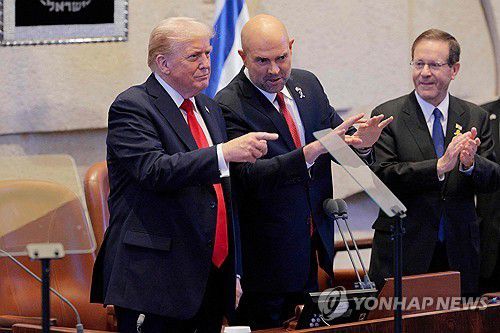 이스라엘 의회 환영받는 도널드 트럼프 미국 대통령[AFP=연합뉴스. 재판매 및 DB 금지]