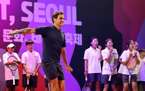 13일 유니클로 행사에 참석한 페더러. (서울=연합뉴스) 이동해 기자 = 13일 서울 중구 신라호텔에서 열린 '로저 페더러와 함께하는 세계 여행'에 참석한 페더러가 직접 시범을 보이고 있다. 2025.10.13     eastsea@yna.co.kr (끝)