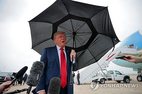 12일(현지시간) 취재진 질문에 답하는 도널드 트럼프 미 대통령[게티이미지 연합뉴스]