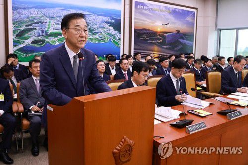 김윤덕 국토교통부 장관, 국정감사 기관 보고(서울=연합뉴스) 홍해인 기자 = 김윤덕 국토교통부 장관이 13일 서울 여의도 국회에서 국토교통부 등에 대한 국토교통위원회 국정감사에서 기관 보고를 하고 있다. 2025.10.13 hihong@yna.co.kr