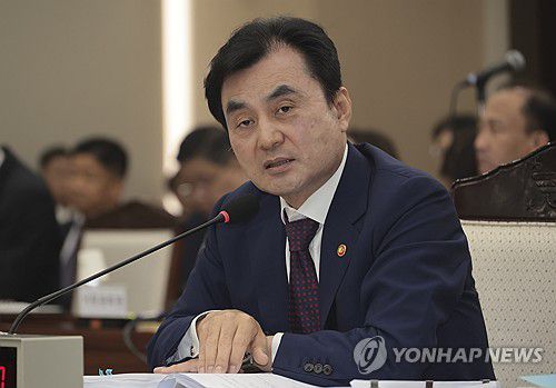 국방부 국정감사서 질의 답하는 안규백 장관(서울=연합뉴스) 이재명 정부 첫 국정감사가 시작된 13일 서울 용산구 국방부 청사에서 열린 2025 국방부 국정감사에서 안규백 국방부 장관이 의원 질의에 답하고 있다. 2025.10.13 [국회사진기자단] photo@yna.co.kr