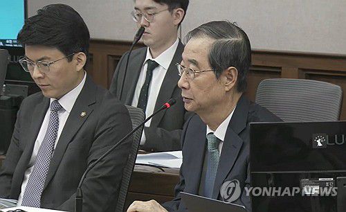 '내란 방조' 혐의 한덕수 재판(서울=연합뉴스) 한덕수 전 국무총리가 13일 서울 서초구 서울중앙지법에서 열린 내란 우두머리 방조 등 혐의 사건 재판에 출석해 발언하고 있다. 2025.10.13  [서울중앙지법 제공. 재판매 및 DB금지] photo@yna.co.kr