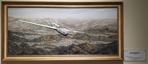 자개로 그린 북한 드론 그림(모스크바=연합뉴스) 최인영 특파원 = 지난달 8일부터 이달 10일까지(현지시간) 모스크바 전러시아 장식예술 박물관에서 열린 북한 미술 전시회에 걸린 북한 무인정찰기 그림들. 조개껍데기를 붙여 만든 자개 공예 '만년화' 그림이다. 2025.10.14 abbie@yna.co.kr (끝)