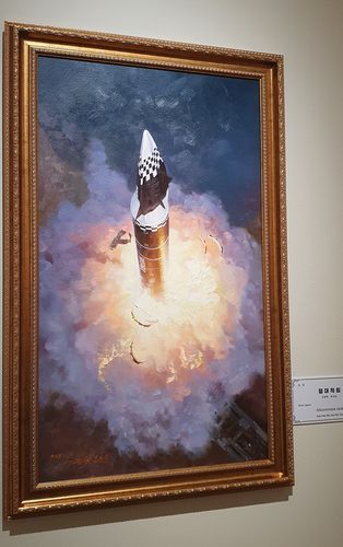 북한 미사일 그림 (모스크바=연합뉴스) 최인영 특파원 = 지난달 8일부터 이달 10일까지(현지시간) 모스크바 전러시아 장식예술 박물관에서 열린 북한 미술 전시회에 걸린 북한 미사일 그림. 2025.10.14 abbie@yna.co.kr (끝)