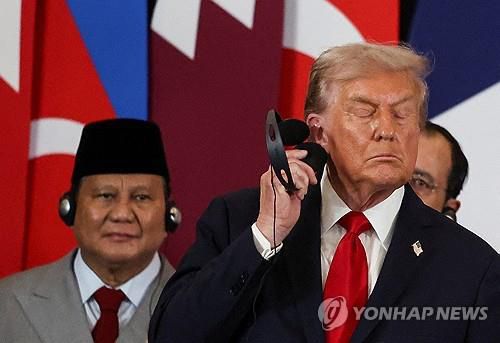 13일 이집트 가자 평화회의에 참석한 트럼프 대통령과 프라보워 대통령[로이터=연합뉴스]