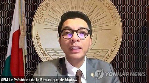 페이스북으로 대국민 연설하는 마다가스카르 대통령[마다가스카르 대통령실/AP 연합뉴스 재판매 및 DB 금지]