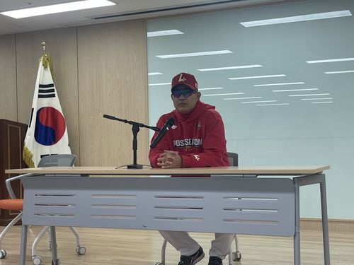 '패장' 이숭용 SSG 감독의 인터뷰(대구=연합뉴스) 이대호 기자 = 이숭용 SSG 감독이 14일 대구 삼성라이온즈파크에서 열린 삼성과의 준플레이오프 4차전에서 패해, 플레이오프 진출에 실패한 뒤 취재진과 인터뷰하고 있다.