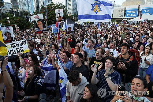 인질 석방 소식에 환호하는 텔아비브 시민[로이터 연합뉴스. 재판매 및 DB 금지]