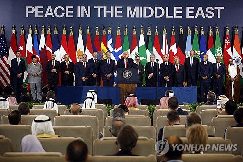 가자 평화 정상회의서 연설하는 트럼프 미국 대통령(샤름엘셰이크[이집트] 로이터=연합뉴스) 도널드 트럼프 미국 대통령이 13일(현지시간) 이집트 샤름엘셰이크에서 열린 가자지구 평화를 위한 정상회의에서 발언하고 있다. 그의 뒤로 유럽과 중동 정상들이 서있다. 2025.10.13