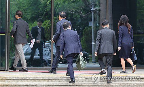 과천 공수처 방문한 이명현 특검(과천=연합뉴스) 이진욱 기자 = 순직 해병 수사 방해 의혹 사건을 수사하는 이명현 특별검사가 24일 경기도 과천 고위공직자범죄수사처를 방문하고 있다. 2025.6.24 cityboy@yna.co.kr