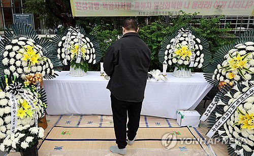 김건희 특검 앞 양평 공무원 분향소(서울=연합뉴스) 신현우 기자 = 13일 민중기 특별검사팀 사무실이 있는 서울 광화문 KT웨스트빌딩 앞 인도에 '양평 공흥지구 특혜 의혹'과 관련해 수사받다 숨진 채 발견된 양평군 공무원 A씨의 분향소가 마련돼 있다.     이 분향소는 전날 신자유연대와 국민의힘평당원협의회 관계자들이 설치했다. 2025.10.13 nowwego@yna.co.kr