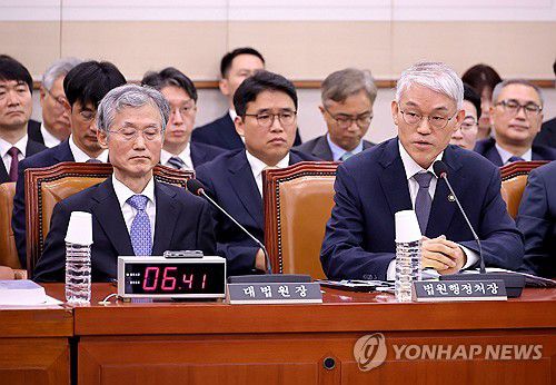 대법원장 이석 요구하는 법원행정처장(서울=연합뉴스) 류영석 기자 = 천대엽 법원행정처장이 13일 서울 여의도 국회에서 열린 대법원 등에 대한 법제사법위원회 국정감사에서 추미애 위원장에게 조희대 대법원장의 이석을 요구하고 있다. 2025.10.13 ondol@yna.co.kr