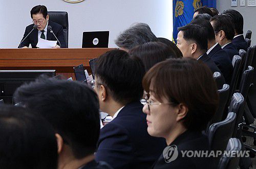 회의 참석한 김현지 부속실장(서울=연합뉴스) 한상균 기자 = 김현지 제1부속실장이 13일 용산 대통령실에서 열린 수석보좌관회의에서 이재명 대통령 발언을 듣고 있다. 2025.10.13 xyz@yna.co.kr