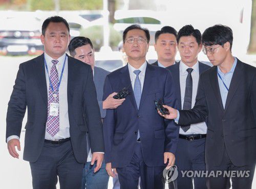 구속심사 위해 법정 향하는 박성재 전 장관(서울=연합뉴스) 김인철 기자 = 윤석열 전 대통령의 12·3 비상계엄 선포를 방조·가담한 혐의를 받는 박성재 전 법무부 장관이 14일 구속 전 피의자 심문(영장실질심사)을 받기 위해 서울 서초구 서울중앙지방법원으로 들어서고 있다. 2025.10.14 yatoya@yna.co.kr