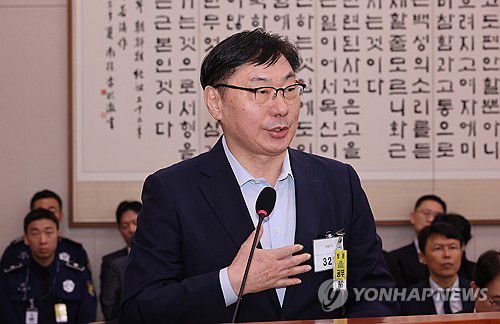 답하는 이화영 전 경기도 평화부지사(서울=연합뉴스) 박동주 기자 = 이화영 전 경기도 평화부지사가 14일 서울 여의도 국회에서 열린 법무부 등에 대한 법제사법위원회 국정감사에서 더불어민주당 서영교 의원 질의에 답하고 있다. 2025.10.14 pdj6635@yna.co.kr