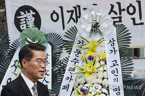 양평군 공무원 변호사 기자회견(서울=연합뉴스) 신준희 기자 = 지난 10일 자택에서 숨진 채 발견된 경기 양평군청 소속 50대 사무관 A씨의 변호사인 박경호 국민의힘 대전 대덕 당협위원장이 14일 광화문 KT 빌딩 앞에서 기자회견을 하고 있다.      A씨는 지난 2일 김건희 여사 관련 의혹 중 양평 공흥지구 개발 특혜 의혹에 관해 특검 조사를 받았다. 2025.10.14 hama@yna.co.kr