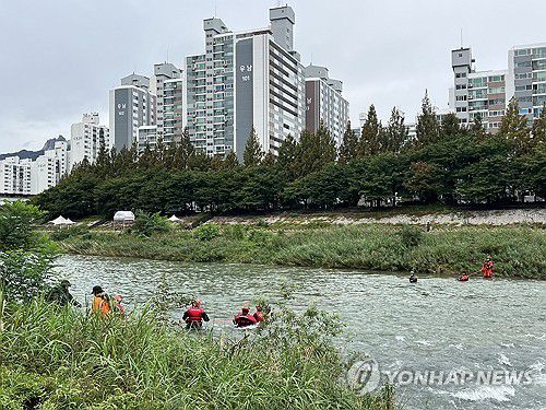 중랑천 수색하는 소방당국(의정부=연합뉴스) 14일 오전 경기도 의정부시 중랑천에서 소방 당국이 수색 작업을 벌이고 있다.      앞서 지난 13일 오후 중랑천에서 불어난 물에 중학생 1명이 휩쓸려 실종됐다. 2025.10.14 [경기북부소방재난본부 제공. 재판매 및 DB 금지] andphotodo@yna.co.kr